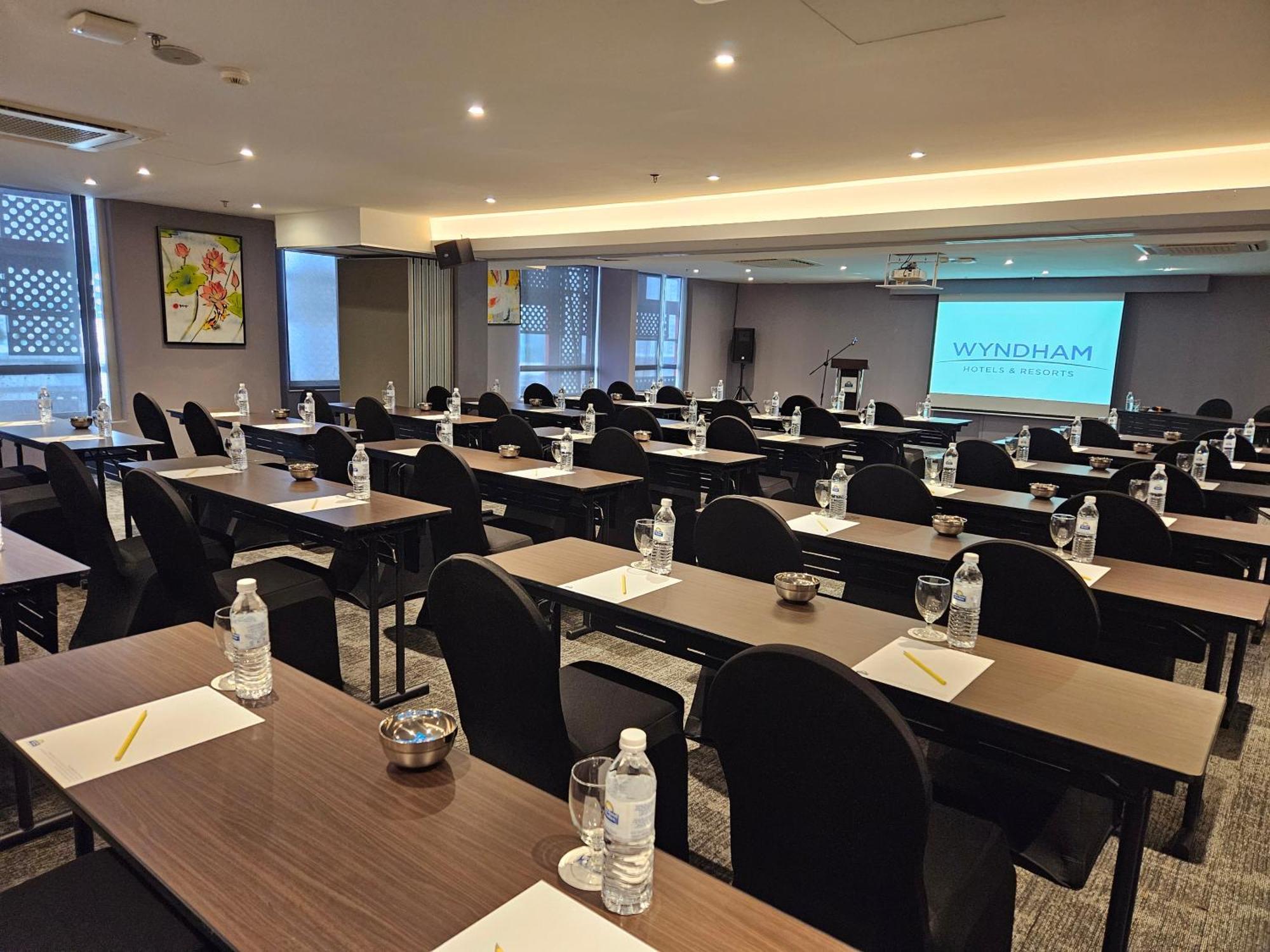Days Hotel & Suites By Wyndham Kl - Chan Sow Lin Mrt Or Lrt Kuala Lumpur Exterior photo