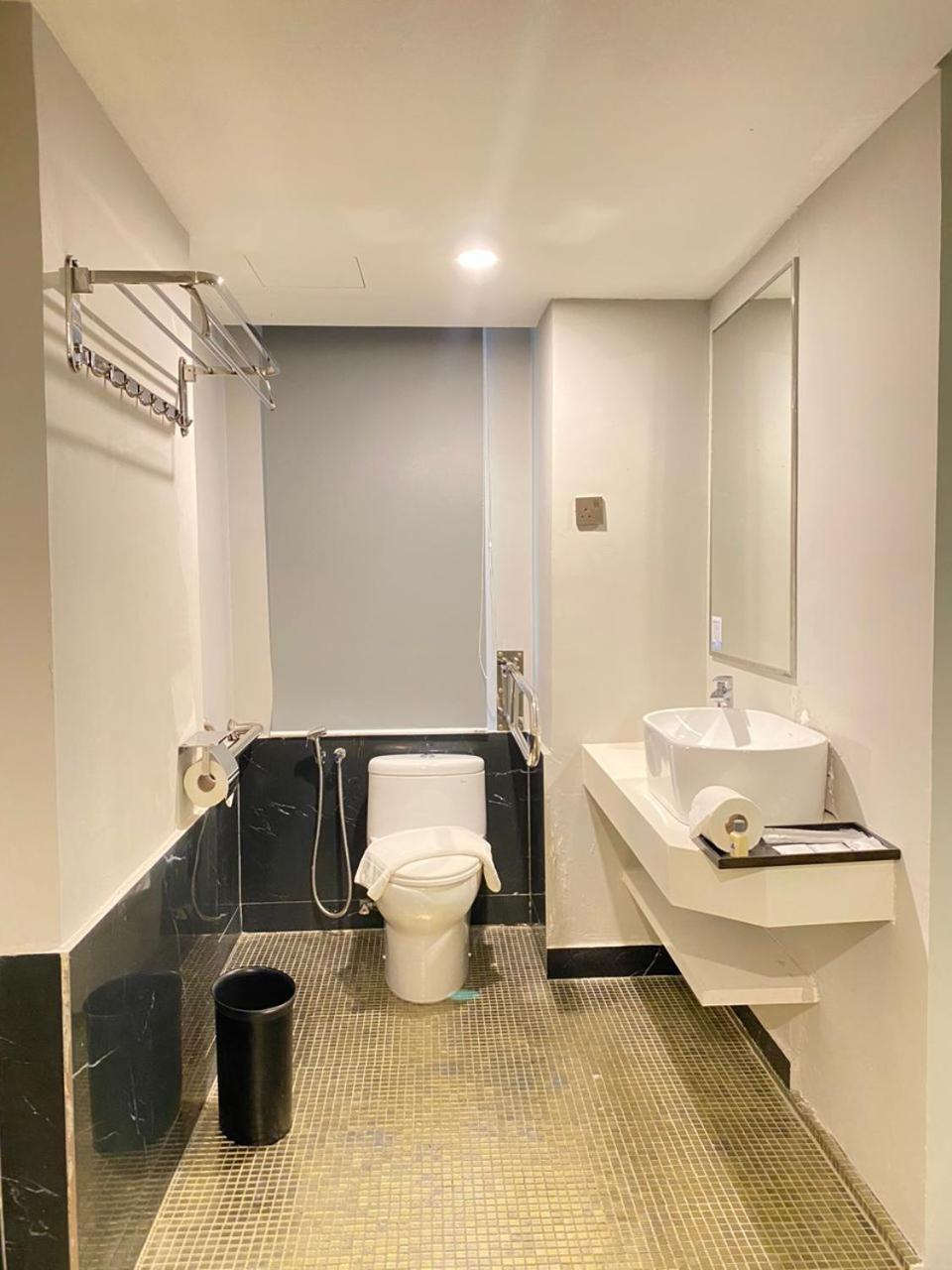 Days Hotel & Suites By Wyndham Kl - Chan Sow Lin Mrt Or Lrt Kuala Lumpur Exterior photo