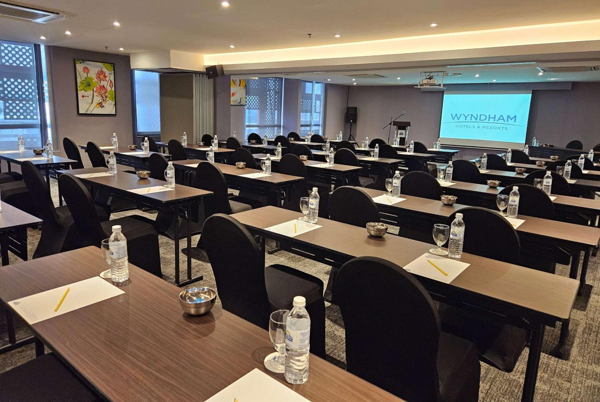 Days Hotel & Suites By Wyndham Kl - Chan Sow Lin Mrt Or Lrt Kuala Lumpur Exterior photo