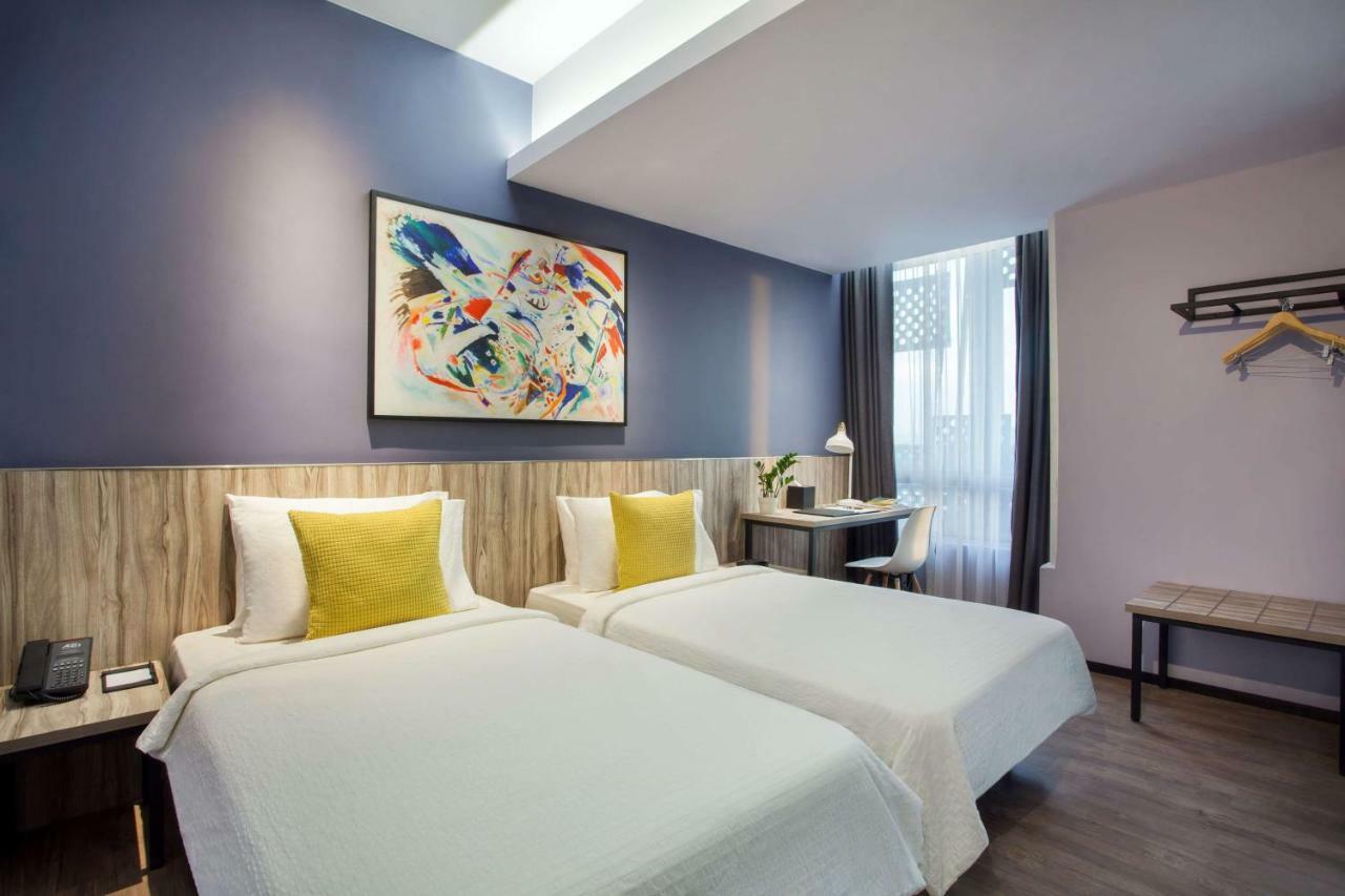 Days Hotel & Suites By Wyndham Kl - Chan Sow Lin Mrt Or Lrt Kuala Lumpur Exterior photo